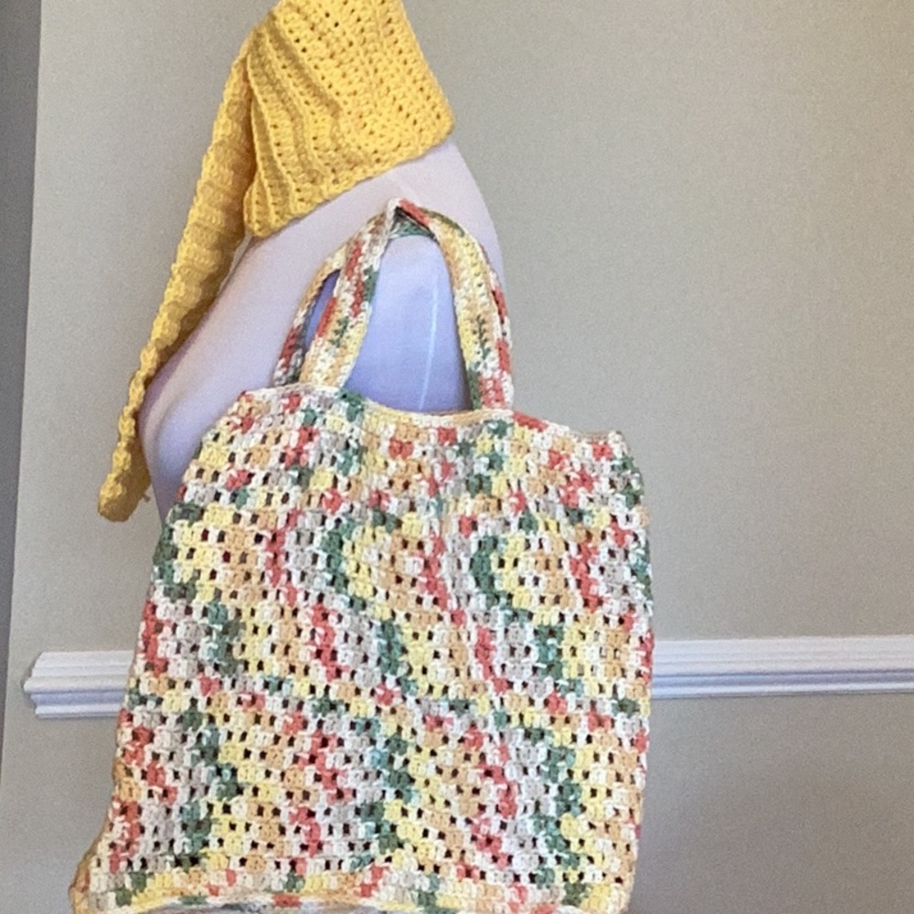 Lovely hand crafted tote bag and matching belt with goldtone buckle. - Picture 2 of 11